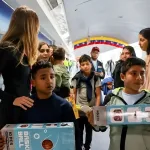 Camilla Fabri, head of the Return to the Homeland Plan, greets and gives toys to the migrant children arriving back home on flight 67. Maiquetia, Friday, September 12, 2025. Photo: IG/@minjusticia_ve.