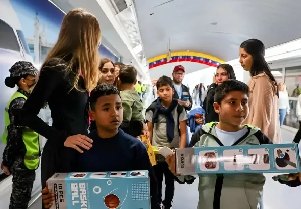 Camilla Fabri, head of the Return to the Homeland Plan, greets and gives toys to the migrant children arriving back home on flight 67. Maiquetia, Friday, September 12, 2025. Photo: IG/@minjusticia_ve.
