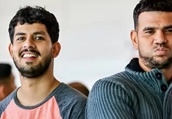Two young Venezuelans expressing happiness upon arriving back home thanks to the Return to the Homeland Plan. Simón Bolívar International Airport, Maiquetía, La Guaira state, Venezuela, on September 17, 2025. Photo: IG/@minjusticia_ve.