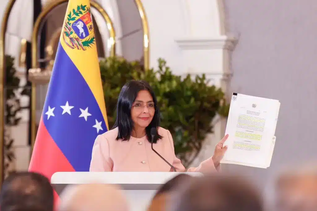 Venezuelan Vice President Delcy RodrĂguez in a meeting of the National Council for Sovereignty and Peace, showing the external unrest decree signed by President NicolĂĄs Maduro. Photo: Venezuelan Presidential Press.