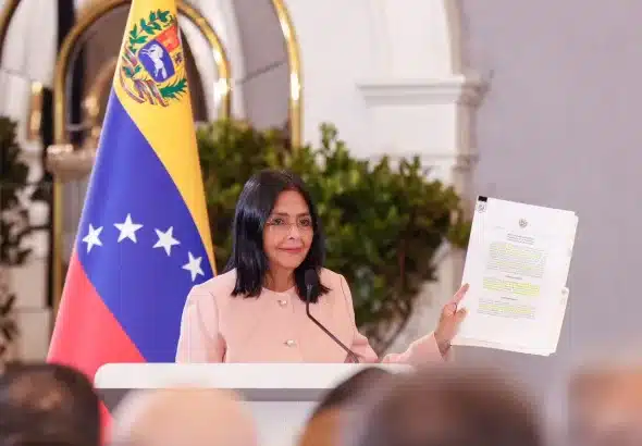 Venezuelan Vice President Delcy Rodríguez in a meeting of the National Council for Sovereignty and Peace, showing the external unrest decree signed by President Nicolás Maduro. Photo: Venezuelan Presidential Press.