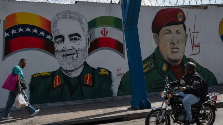 Qasem Soleimani and Hugo Chávez in Caracas, Venezuela. This mural, painted by Venezuelan artist Nelson Santana, was created in honor of Soleimani, the Iranian general who was assassinated in a criminal U.S. drone strike in 2020. The mural is located in the 23 de Enero neighborhood of Caracas, January 4, 2023. Photo: Federico Parra/AFP.