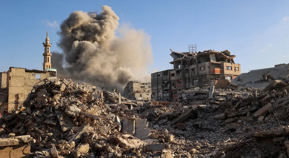 Smoke billows following an Israeli strike that targeted a building in the Bureij camp for Palestinian refugees in the central Gaza Strip on October 19, 2025. Photo: AFP.