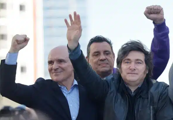 Congressional candidate José Luis Espert (left), accused of ties with narco-traffickers, with Argentinian President Javier Milei (right) at a political event. Photo: EFE.