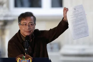 Gustavo Petro, the current President of Colombia, holding a decree to declassify intelligence files of the former Administrative Department of Security (DAS), Colombia's intelligence agency. Photo: EFE.