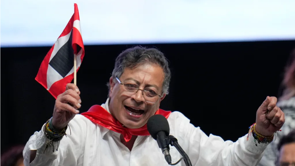 Colombian President Gustavo Petro holds the flag of Liberator SimĂłn BolĂvar's independence army at a public event, October 2025. Photo: Presidency of Colombia.