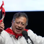 Colombian President Gustavo Petro holds the flag of Liberator SimĂłn BolĂvar's independence army at a public event, October 2025. Photo: Presidency of Colombia.