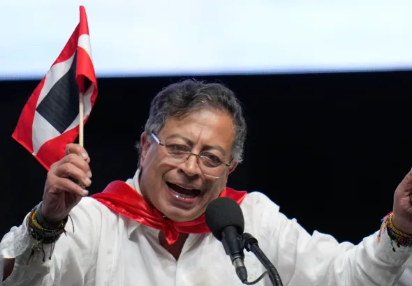 Colombian President Gustavo Petro holds the flag of Liberator Simón Bolívar's independence army at a public event, October 2025. Photo: Presidency of Colombia.