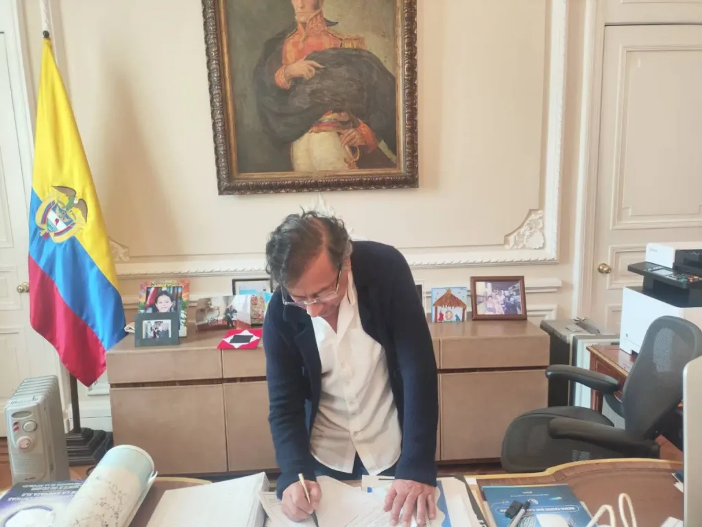 Colombian President Gustavo Petro signing a decree to call for a referendum on labor reform, July 2025. Photo: Presidency of Colombia.
