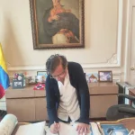 Colombian President Gustavo Petro signing a decree to call for a referendum on labor reform, July 2025. Photo: Presidency of Colombia.