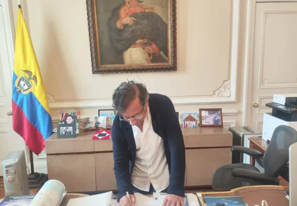 Colombian President Gustavo Petro signing a decree to call for a referendum on labor reform, July 2025. Photo: Presidency of Colombia.