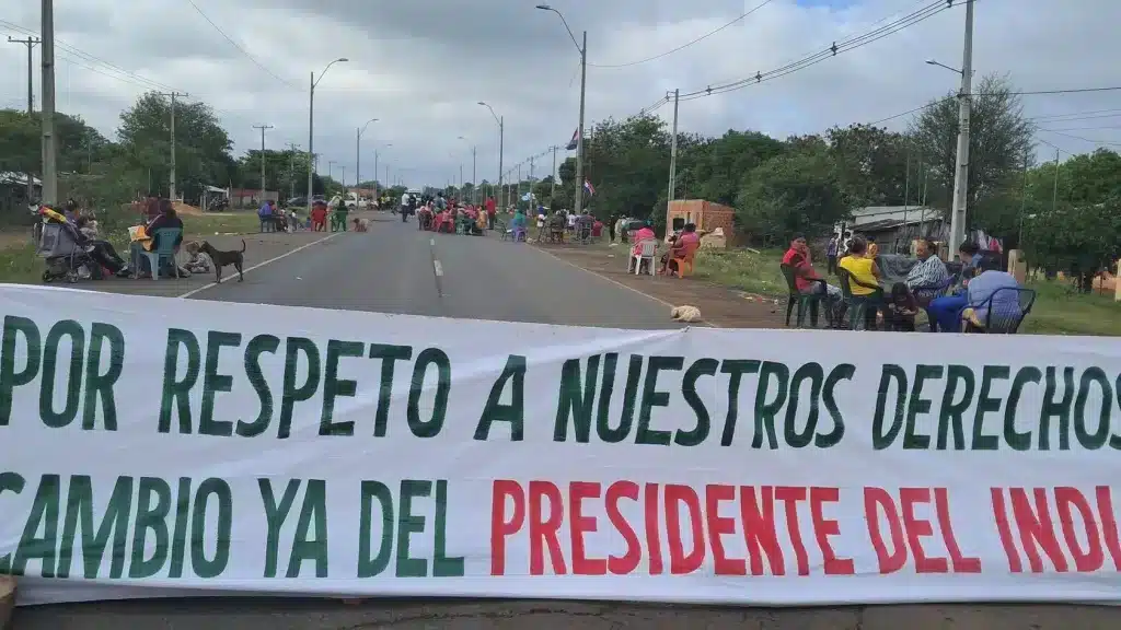 A banner calling for changing the president of the Paraguayan Institute of Indigenous Affairs (INDI). After a week of mobilizations by Indigenous peoples, Juan Ramón Benegas resigned from the position. Photo: @OsvaldoteleSUR/X.