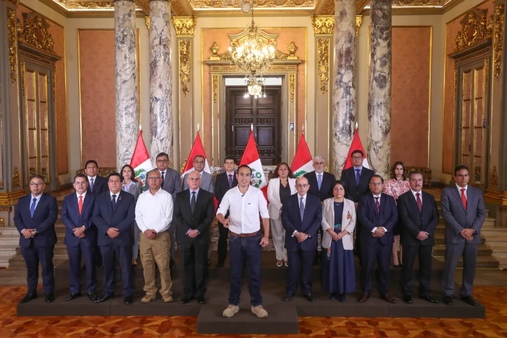 The new president of Peru, JosĂ© JerĂ, accompanied by the Council of Ministers, announces a state of emergency in the country. Photo: X/@presidenciaperu.