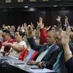 Deputies of the National Assembly of Venezuela raise their hands to unanimously approve the draft Agreement for the Protection and Defense of the Honor of Fisherwomen and Fishermen in Our Caribbean Sea, September 30, 2025. Photo: National Assembly of Venezuela.