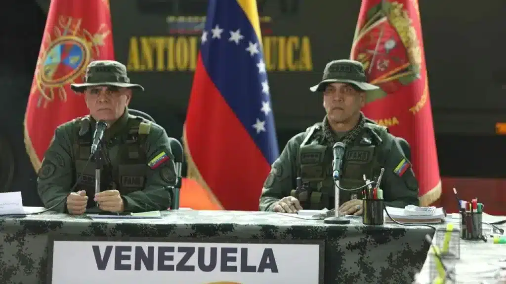Venezuelan Defense Minister Vladimir Padrino LĂłpez (left) presents a report on the military exercises carried out by FANB this year. Photo: Prensa FANB.