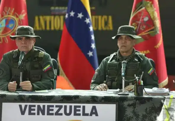 Venezuelan Defense Minister Vladimir Padrino López (left) presents a report on the military exercises carried out by FANB this year. Photo: Prensa FANB.
