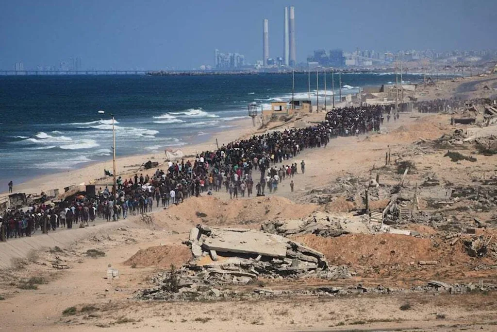 Displaced Palestinians walk along the coastal road near Wadi Gaza in central Gaza Strip, moving towards northern Gaza, October 10, 2025. Photo: AP.