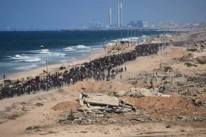 Displaced Palestinians walk along the coastal road near Wadi Gaza in central Gaza Strip, moving towards northern Gaza, October 10, 2025. Photo: AP.