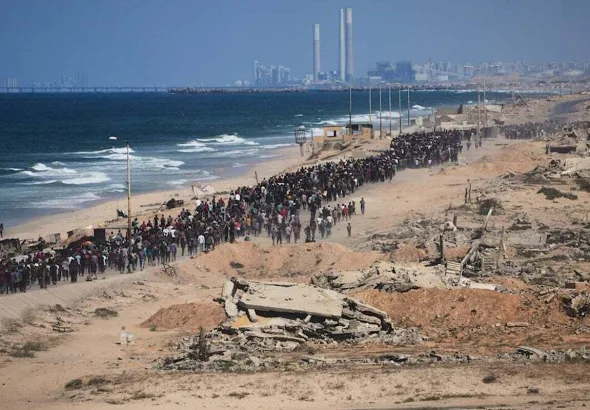Displaced Palestinians walk along the coastal road near Wadi Gaza in central Gaza Strip, moving towards northern Gaza, October 10, 2025. Photo: AP.