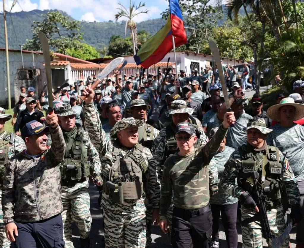 Venezuelan Interior Minister Diosdado Cabello leads the swearing-in ceremony of 400 members of the Peasant Militia in La Guaira state, October 16, 2025. Photo: Ministry of the Interior, Citizen Security, and Peace.
