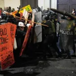 Protesters and police clash in Lima, Peru, during the national march against the unelected president, JosĂ© JerĂ, and the corrupt Congress, October 15, 2025. Photo: MartĂn MejĂa/AP.