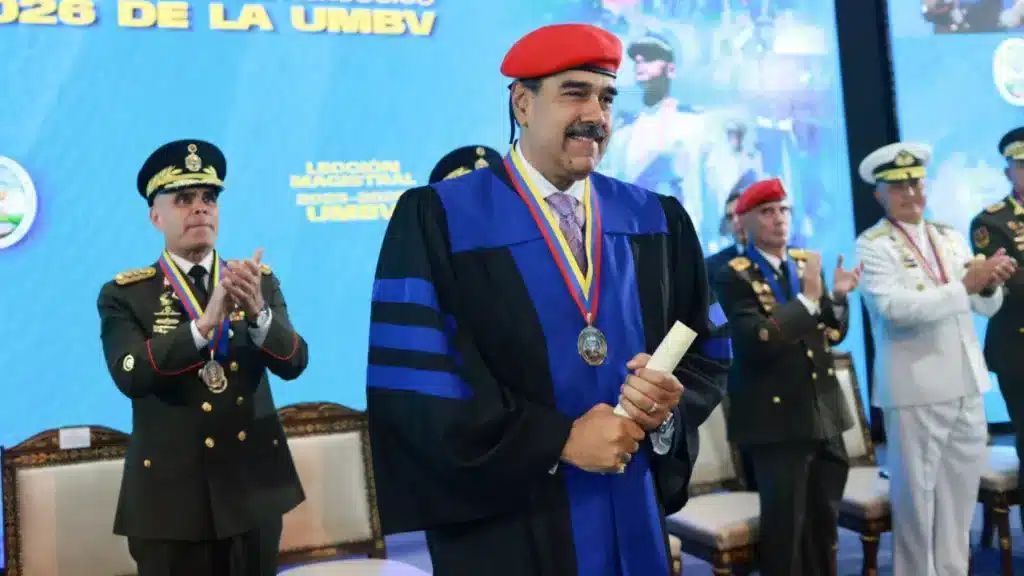 Venezuelan President Nicolás Maduro holds the honorary doctorate certificate that he received from the Bolivarian Military University of Venezuela, September 30, 2025. Photo: Presidential Press.