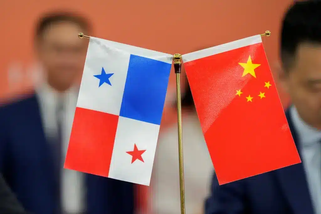 The flags of Panama and China flown during a meeting held with Chinese and Panamanian companies to sign several trade agreements in Panama City, Panama August 26, 2024. Photo: Enea Lebrun/Reuters/file photo.