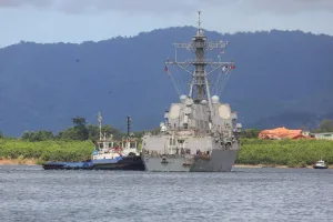 US destroyer USS Gravely (DDG-107) approaches Port of Spain for militarily drills with Trinidad and Tobago in a provocation against Venezuela, as seen from Port of Spain, Trinidad and Tobago, October 26, 2025. Photo: Andrea De Silva/Reuters.