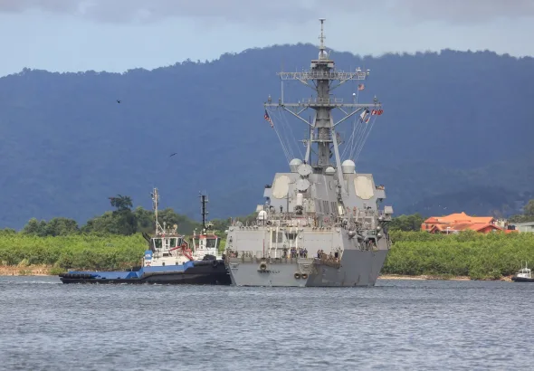 US destroyer USS Gravely (DDG-107) approaches Port of Spain for militarily drills with Trinidad and Tobago in a provocation against Venezuela, as seen from Port of Spain, Trinidad and Tobago, October 26, 2025. Photo: Andrea De Silva/Reuters.
