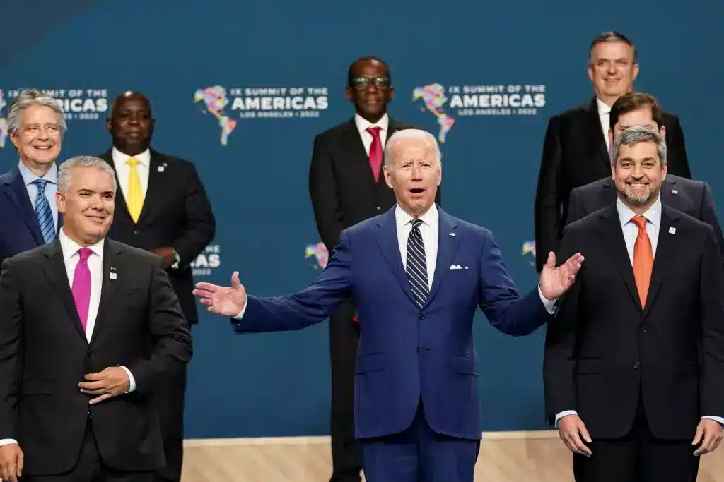 Close up of a family photo in the Ninth Summit of the Americas showing former president of the US empire, Joe Biden, surrounded by some regional presidents. Photo: Kevin Lamarque/Reuters.