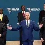 Close up of a family photo in the Ninth Summit of the Americas showing former president of the US empire, Joe Biden, surrounded by some regional presidents. Photo: Kevin Lamarque/Reuters.