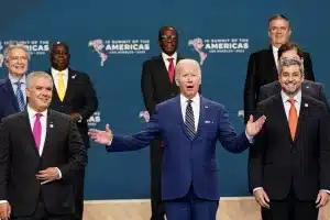 Close up of a family photo in the Ninth Summit of the Americas showing former president of the US empire, Joe Biden, surrounded by some regional presidents. Photo: Kevin Lamarque/Reuters.