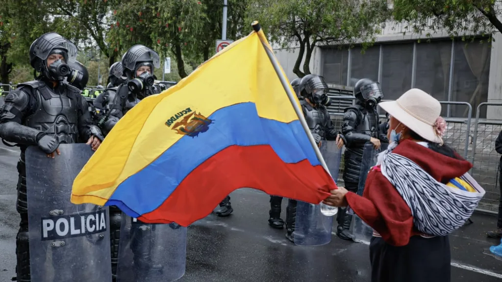 Protester in Quito on October 12, 2025. Photo: Alexander Crespo/Centro Nuestroamericano.