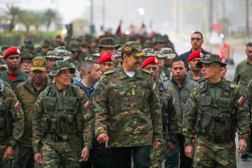 Venezuelan President Nicolás Maduro (center) walks with Defense Minister Vladimir Padrino López (right) and troops during military exercises in Caracas on January 22, 2025. Photo: Venezuelan Presidential Press/file photo.