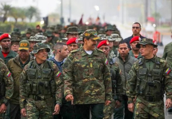 Venezuelan President Nicolás Maduro (center) walks with Defense Minister Vladimir Padrino López (right) and troops during military exercises in Caracas on January 22, 2025. Photo: Venezuelan Presidential Press/file photo.