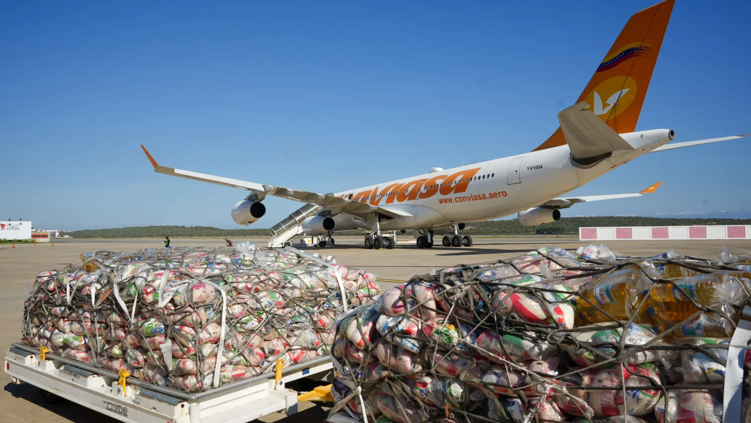 A Conviasa plane being loaded with humanitarian aid for Cuba and Jamaica on Thursday, October 30, 2025. Photo: Carlos Foucault/Venezuela News.