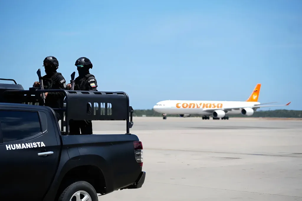 Venezuelan law enforcement agents waiting for the arrival of a Conviasa flight carrying Venezuelan migrants from Mexico, October 9, 2025. Photo: IG/@minjusticia_ve.