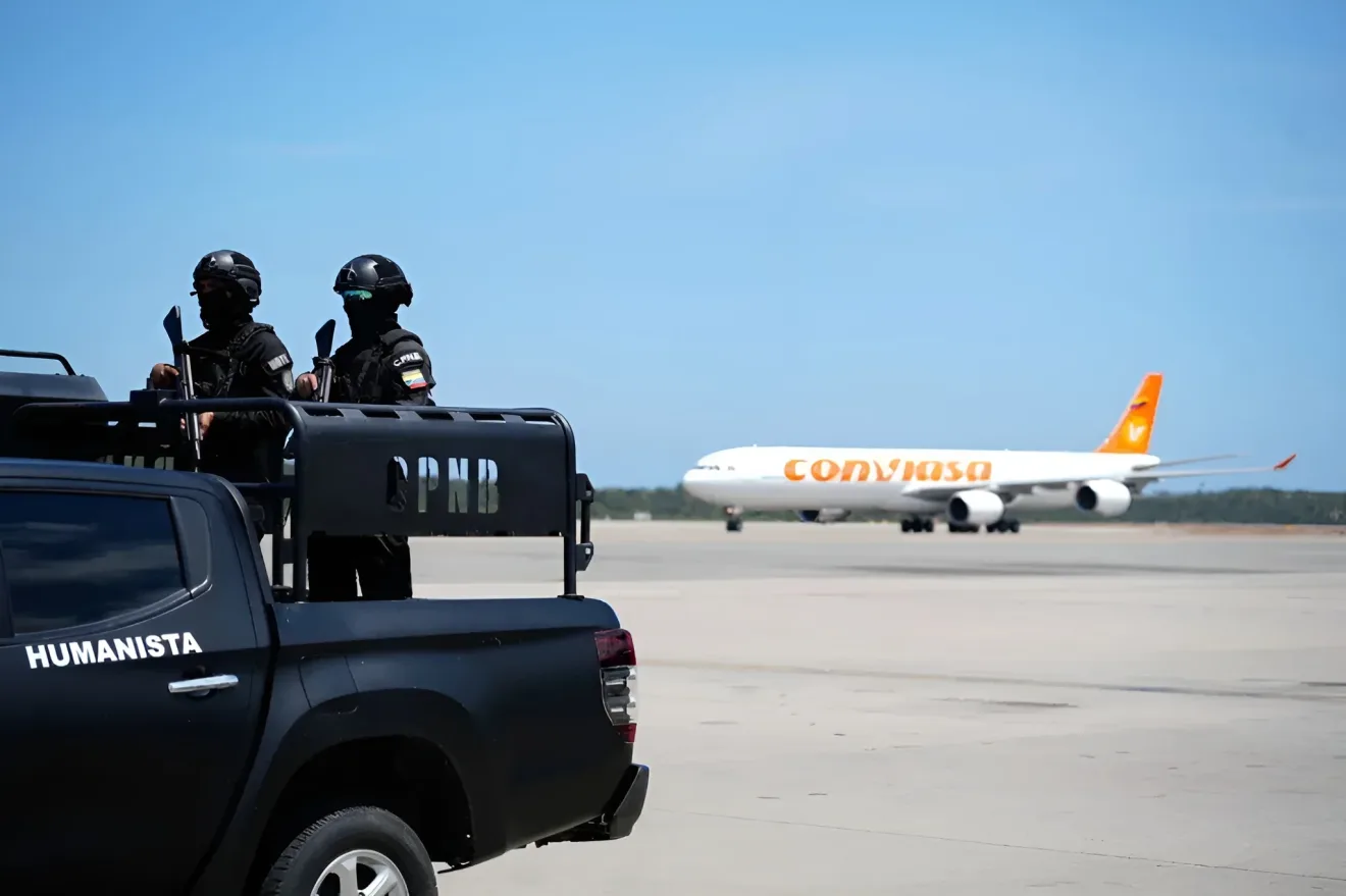 Venezuelan law enforcement agents waiting for the arrival of a Conviasa flight carrying Venezuelan migrants from Mexico, October 9, 2025. Photo: IG/@minjusticia_ve.