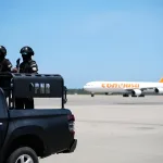 Venezuelan law enforcement agents waiting for the arrival of a Conviasa flight carrying Venezuelan migrants from Mexico, October 9, 2025. Photo: IG/@minjusticia_ve.