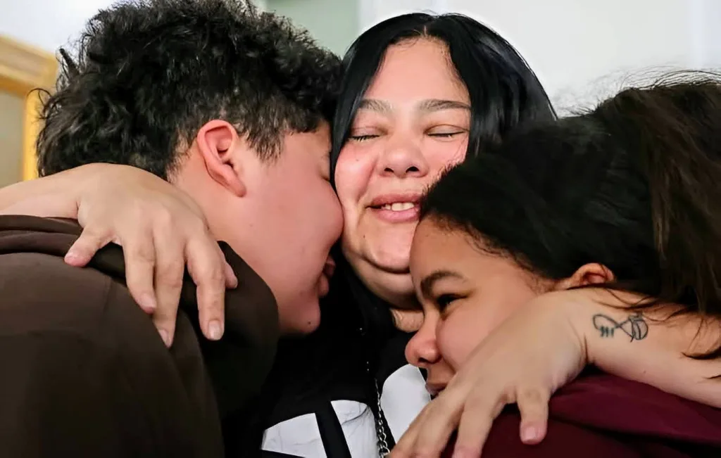 Andreina Hidalgo holds her two kids after being reunited thanks to the efforts of the Venezuelan government, October 24, 2025. Photo: IG/@minjusticia_ve.