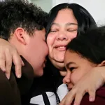 Andreina Hidalgo holds her two kids after being reunited thanks to the efforts of the Venezuelan government, October 24, 2025. Photo: IG/@minjusticia_ve.