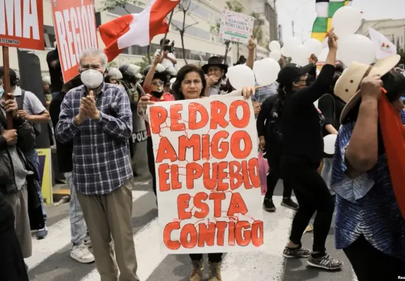 People in Peru rally in favor of Pedro Castillo. Photo: Voz de America.