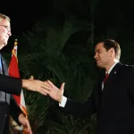 Jeb Bush (left) and Marco Rubio (right) shake hands during a Florida fundraising in 2015. Photo: Joe Raedle/Getty Images/File photo.
