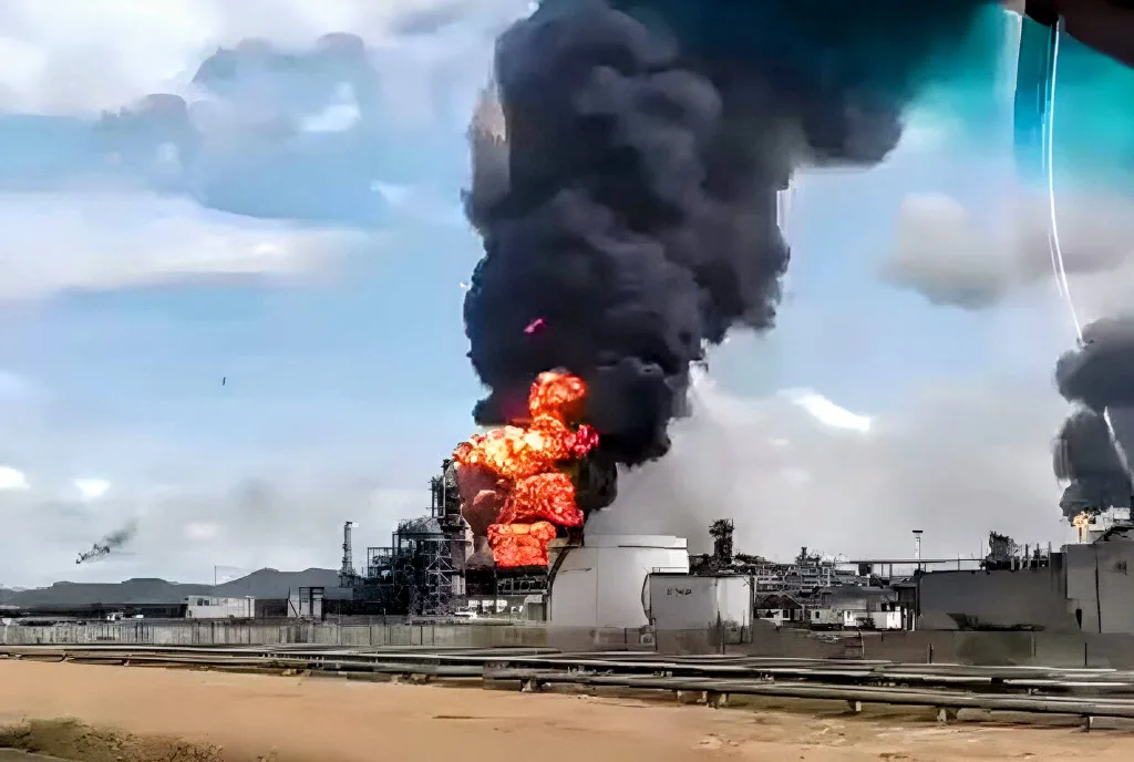 A large fire and explosion occurred at the PetrocedeĂąo crude oil upgrader plant in AnzoĂĄtegui state, eastern Venezuela, on November 19, 2025. The incident produced a massive fireball and a thick column of black smoke visible from a distance. Photo: IRNA.