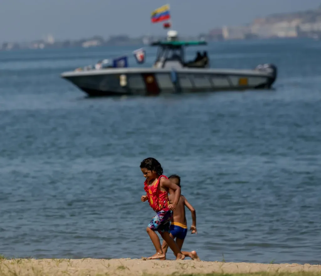 Children play on the beach during a security deployment in Anzoátegui, Venezuela, 19 September 2025. Photo: Rosana Silva R.