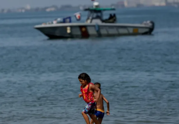 Children play on the beach during a security deployment in Anzoátegui, Venezuela, 19 September 2025. Photo: Rosana Silva R.