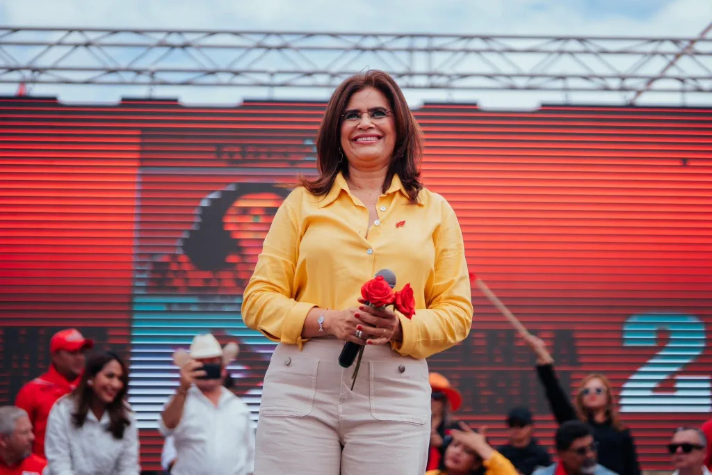 Rixi Moncada Hondurasā presidential candidate for the Libertad y Refundación (Libre) party, at a political rally on October 18, 2025. Moncada stands on a stage, addressing a crowd of supporters. Photo: Diario Valle de Sula.