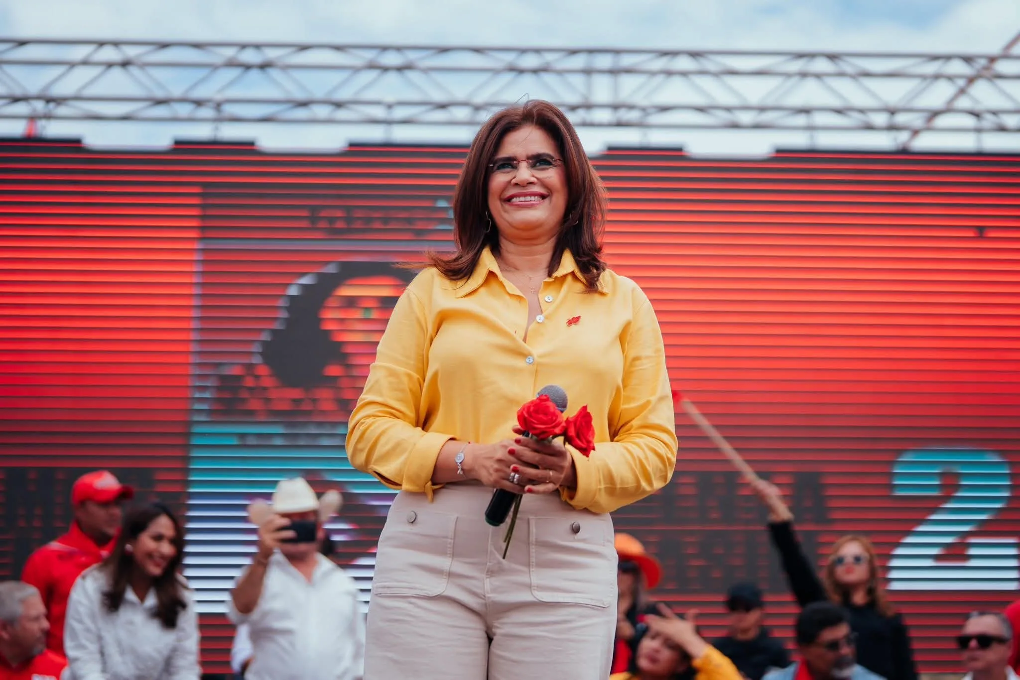 Rixi Moncada Honduras’ presidential candidate for the Libertad y Refundación (Libre) party, at a political rally on October 18, 2025. Moncada stands on a stage, addressing a crowd of supporters. Photo: Diario Valle de Sula.