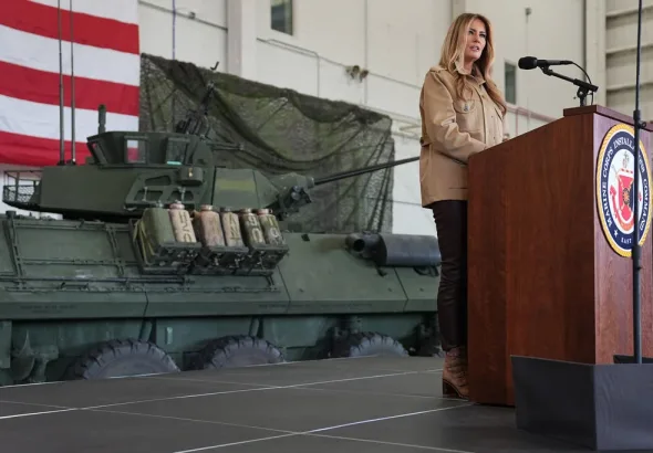 Melania Trump, delivers a speech at the Mega Hangar at New River Marine Corps Air Station in North Carolina, on November 19, 2025. Foto: AFP.
