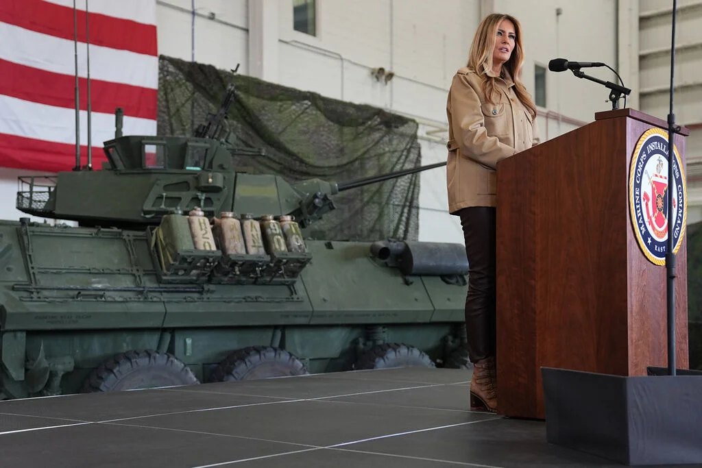 Melania Trump, delivers a speech at the Mega Hangar at New River Marine Corps Air Station in North Carolina, on November 19, 2025. Foto: AFP.